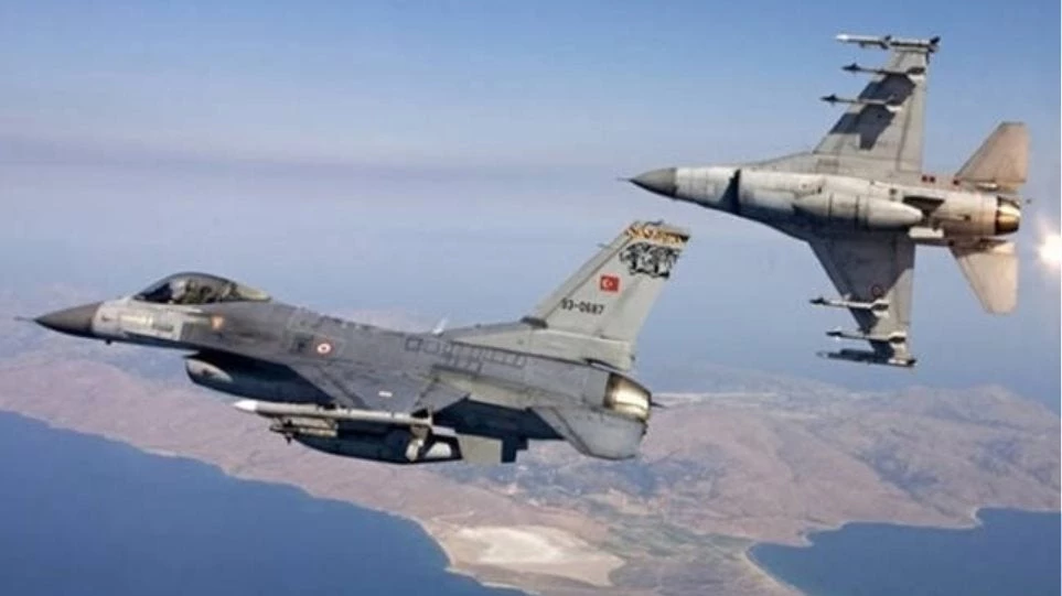 Δεν πτοήθηκαν οι Τούρκοι από την επίσκεψη Κοτζιά: Εικονική αερομαχία στο Αιγαίο με οπλισμένα τουρκικά μαχητικά